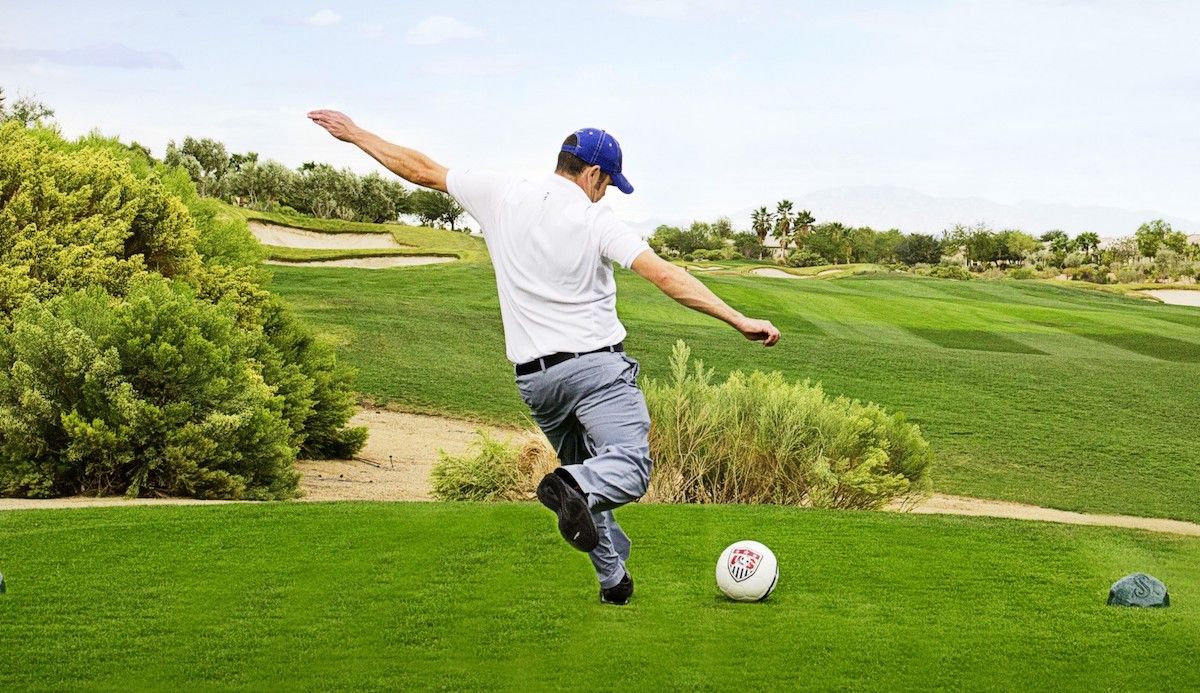 Jugador golpeando balón en campo de footgolf